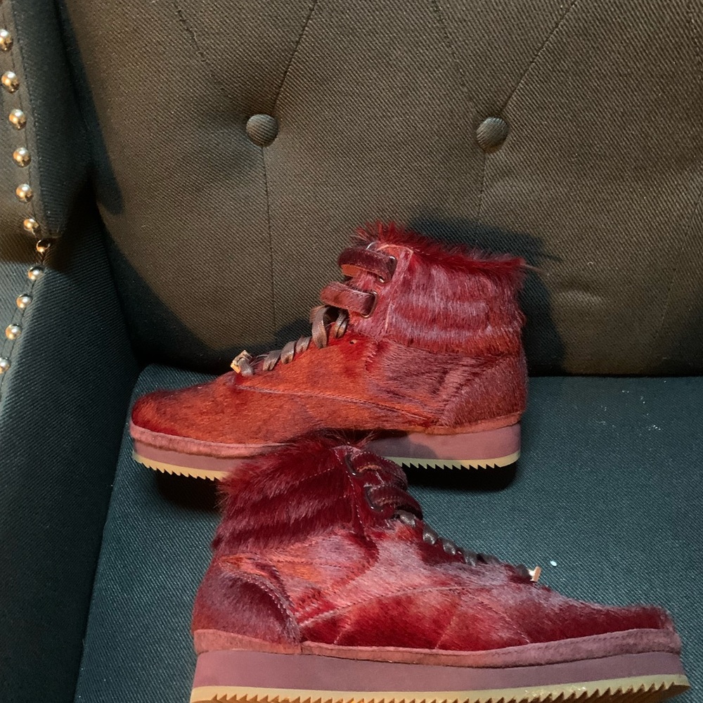 Reeboks with the fur Vintage classic Burgundy sz 8.5 Amber Rose ‘Muva Fuka’